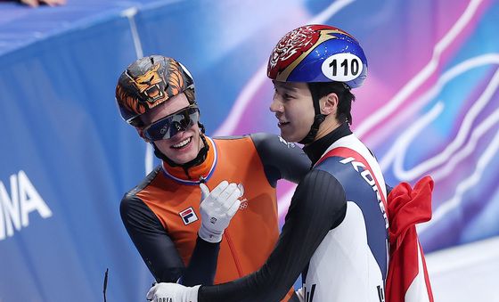 옌스 판트 바우트와 포옹하는 황대헌