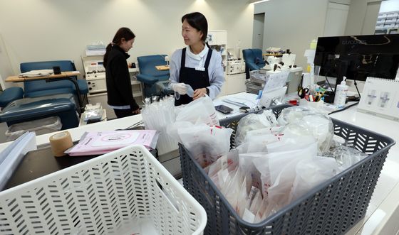 혈액 수급 위해 설 연휴 근무 이어가는 직원들