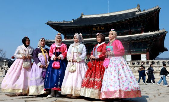 설날에 경복궁 방문한 외국인 관광객들