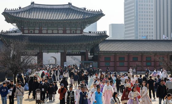 설 연휴 둘째 날, 경복궁 찾은 관광객들