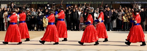 수문장 교대식 관람하는 관광객들