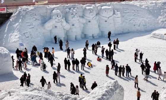 평창 대관령눈꽃축제 즐기는 관광객들