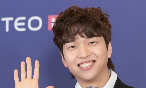 유재필, 빛나는 손 인사