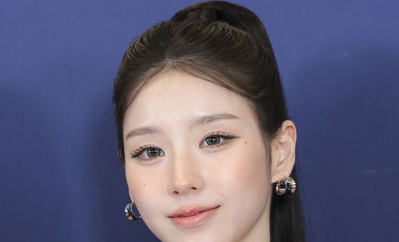 포즈 취하는 아르테미스 희진