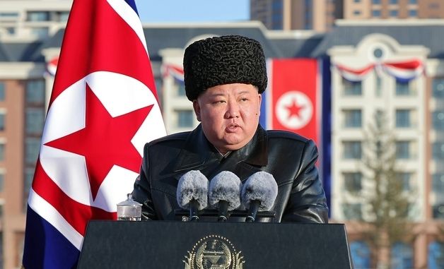 김정은 "유가족 생활에 깊은 관심 돌려 불편 없도록 조치"