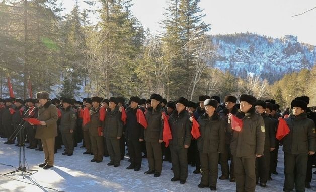 北 청년학생들, '혁명의 성지' 백두산밀영고향집 방문