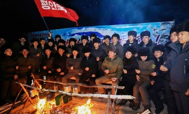 北 전국청년학생들, '광명성 탄생 감격' 간직한 백두산밀영 방문