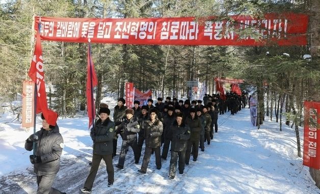北 청년들, '김정일 생일' 맞아 백두산 혁명전적지 행군