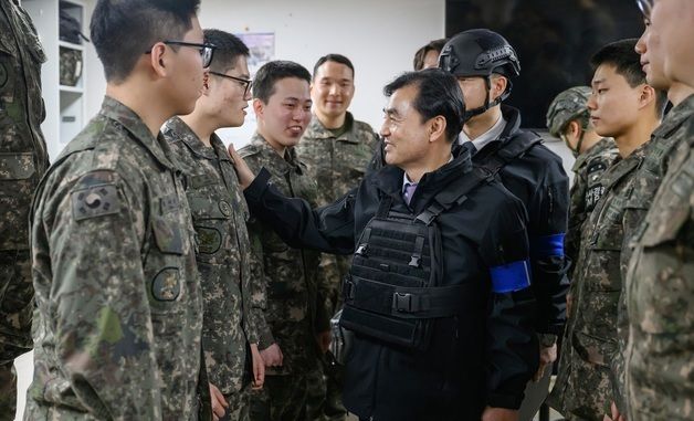 육군 25사단 장병들 격려하는 안규백 장관