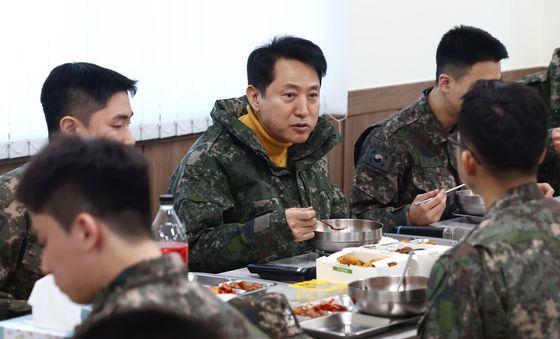 설 명절 맞아 군 장병들과 식사하는 오세훈 시장