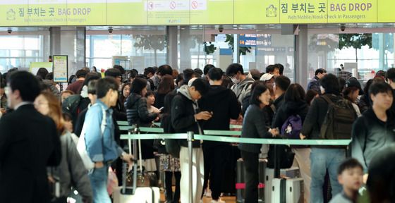 설 연휴 붐비는 인친공항 출국장