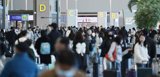 "설 연휴 해외로" 오늘도 북적이는 인천공항