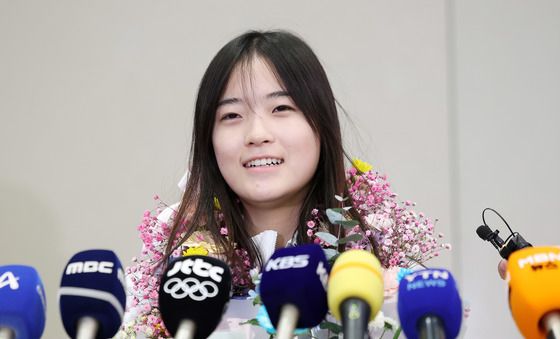 귀국한 최가온 '금빛 미소'