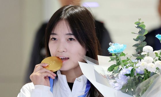 '불굴의 금메달' 최가온 금의환향…인천공항 입국