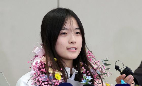 질문에 답하는 최가온