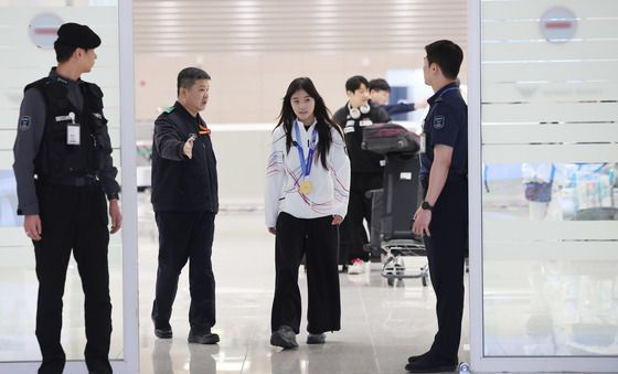 '불굴의 금메달' 최가온 금의환향…인천공항 입국