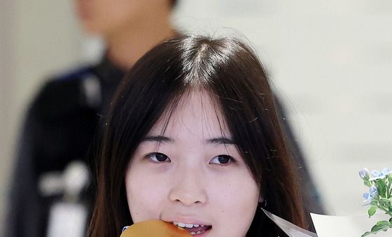 금메달 깨물어보는 최가온