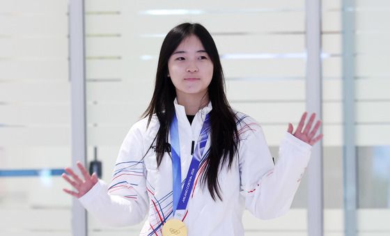 인사하는 최가온