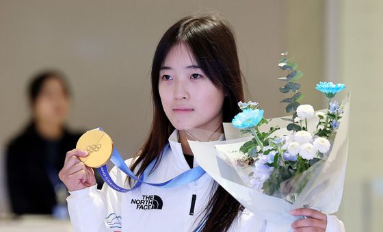 금메달 들어보이는 최가온