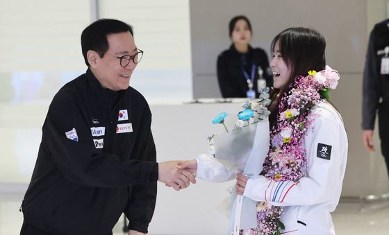 꽃목걸이 받은 최가온