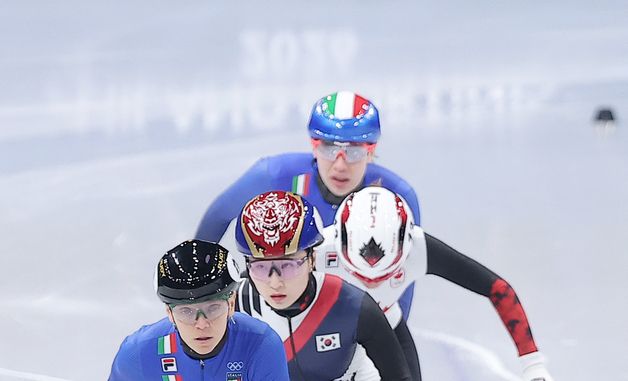 조2위로 결승선 통과하는 최민정