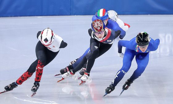 틈 노리는 최민정