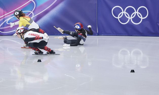 상대 선수에 밀려 넘어지는 김길리