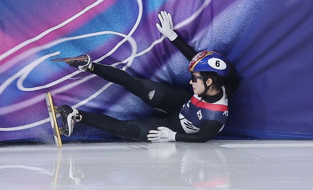 상대 선수에 밀려 넘어진 김길리
