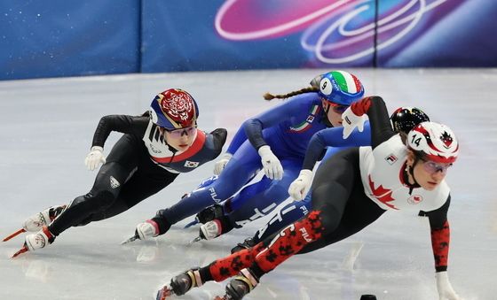 아웃코스 노려보는 최민정