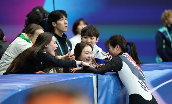 김길리 축하하는 최민정