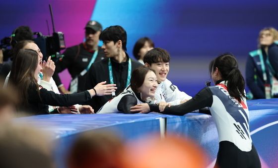 최민정 축하 받는 김길리