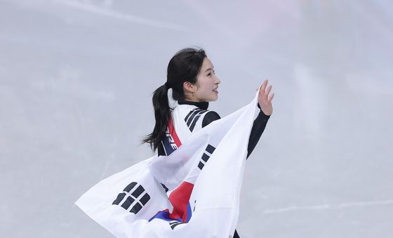 관중 향해 인사하는 김길리