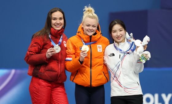 '동메달' 김길리, 메달리스트들과 함께