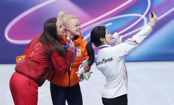 셀피 촬영하는 김길리