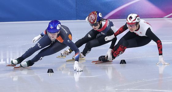코트니 사로에게 밀리는 김길리