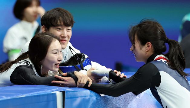 김길리를 진심으로 축하해주는 최민정·임종언