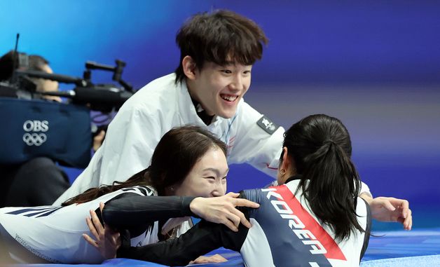 김길리를 진심으로 축하해주는 최민정·임종언