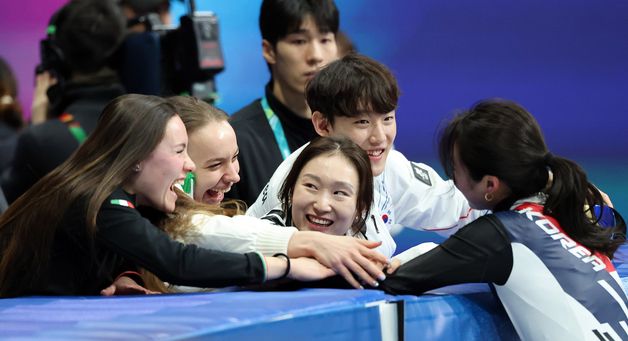 김길리를 축하해주는 선수들