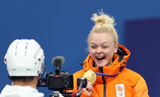 산드라 벨제부르, 금빛 미소