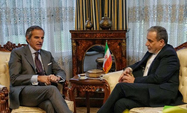 [포토]美와 핵협상 앞두고 IAEA 사무총장 만난 이란 외무장관