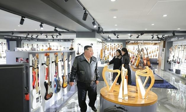 北, '화성지구 살림집' 준공식…김정은과 주애, 리설주도 포착