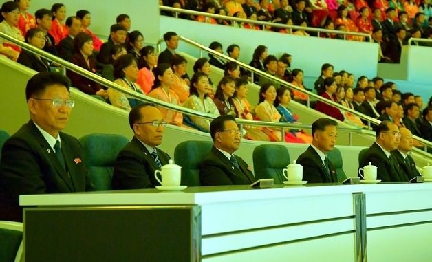 北, 피겨 시범 공연 진행…최룡해·김덕훈 등 관람