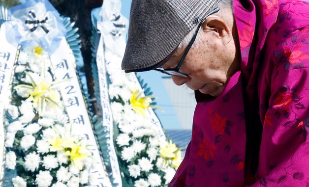 '술 한잔 받으세요'