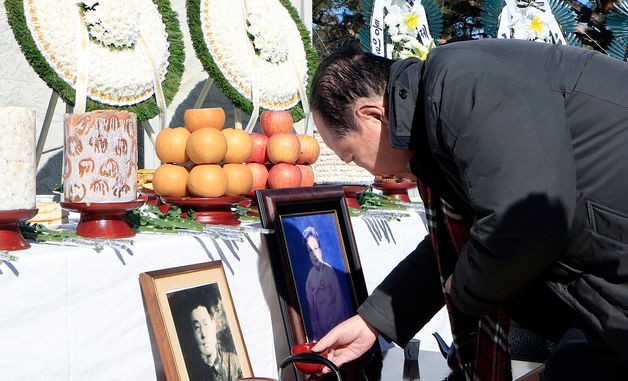 '술 한잔 받으세요'