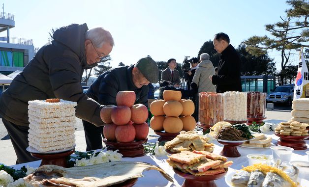 임진각 망배단에서 차례 지내는 실향민들