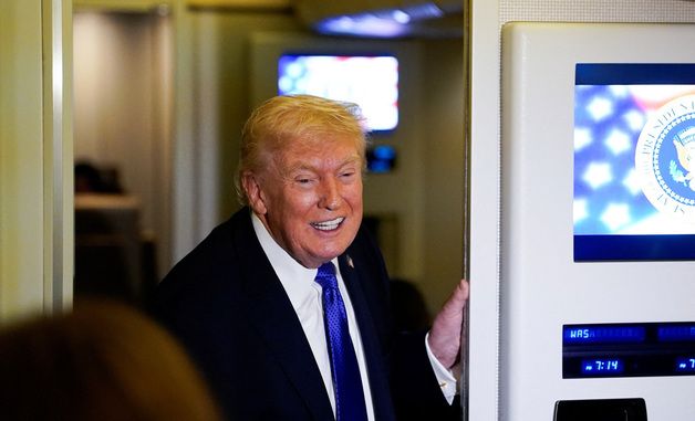 [포토] 전용기에서 기자들 질문에 답하는 트럼프 대통령