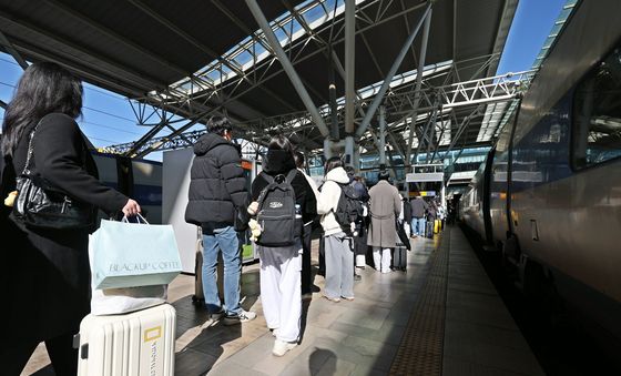 열차에 내려 이동하는 귀경객들