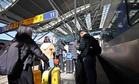 열차에 내려 이동하는 귀경객들