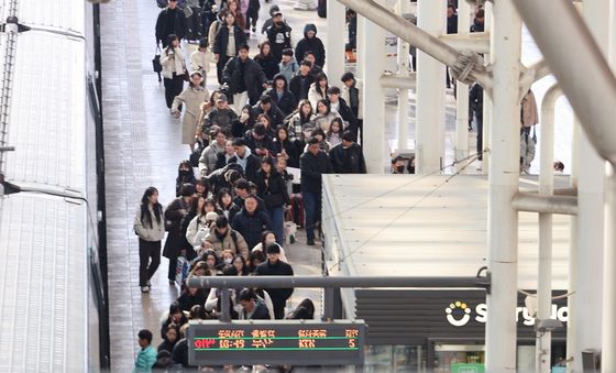 열차에 내려 이동하는 귀경객들