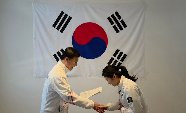 이재명 대통령 축전 받는 김길리